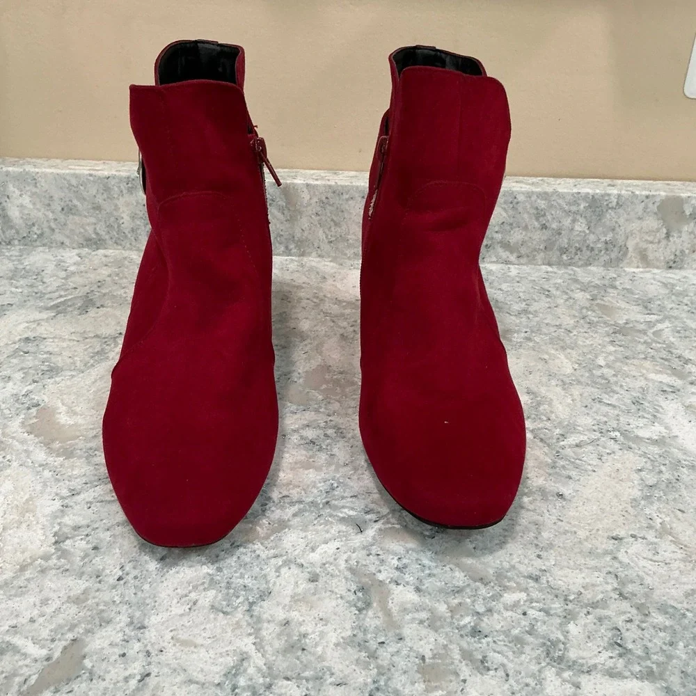 Jaclyn Smith Dulce Ankle Boots 8 Red Faux Suede Block Heel Buckle Booties